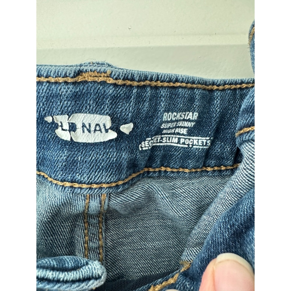 Old Navy Women's Skinny Jeans in Medium Blue Wash - Picture 5 of 7